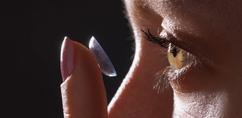 Contacts Feel Gritty After Screen Time? Here’s What Your Eyes Are Trying to Tell You