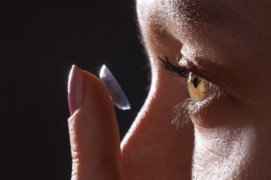 Contacts Feel Gritty After Screen Time? Here’s What Your Eyes Are Trying to Tell You