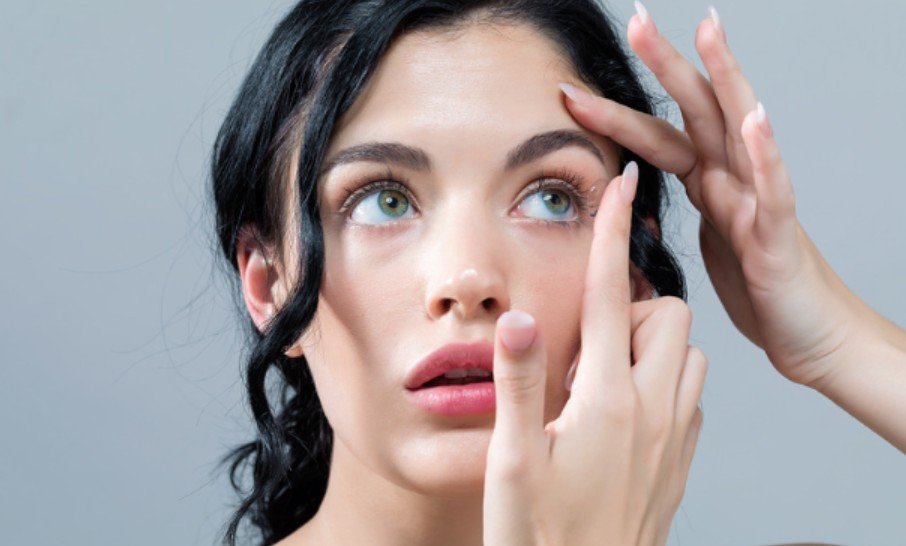 Monthly Contact Lenses for People With Dry Eyes