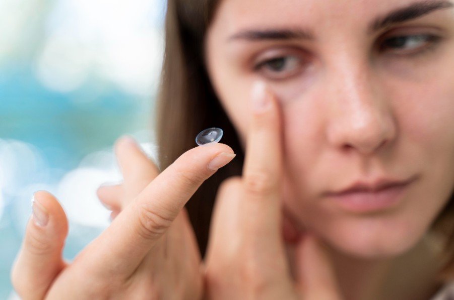 What Happens During a Hybrid Lens Fitting?