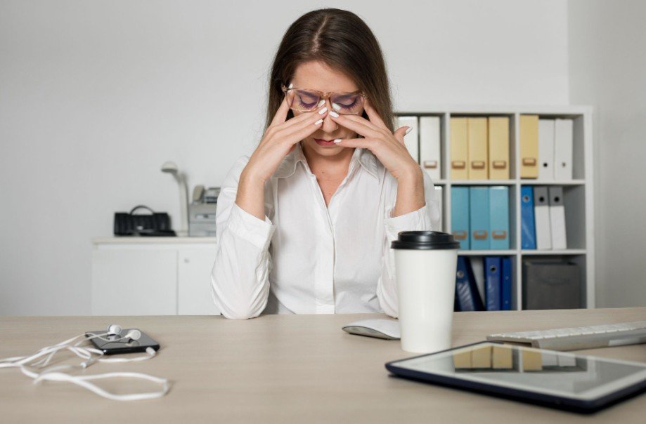 When Should I Remove My Contacts and Call an Eye Doctor?