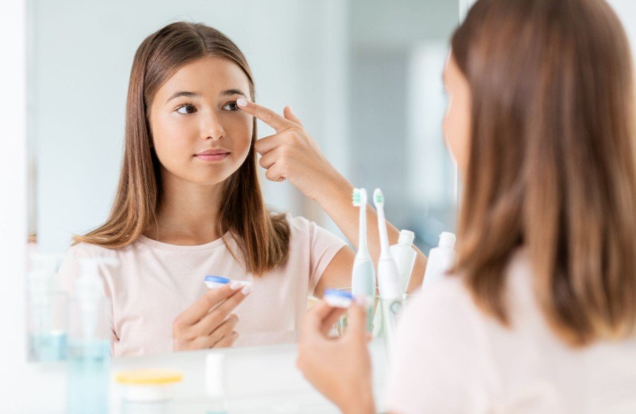 Daily vs. Monthly Contacts for Dry Eyes
