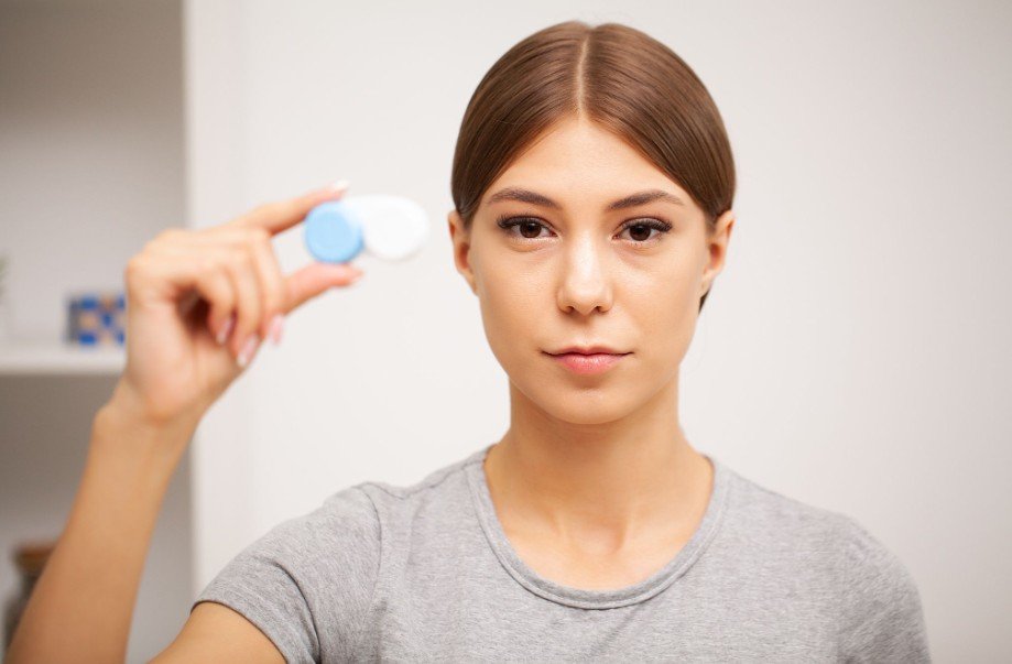 Should I Switch to Daily Contacts for Dry Eyes? 7 Signs It May Help