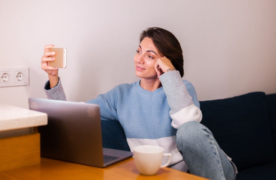 How to Keep Contacts Moist During Screen Time and Beat the Midday Blur
