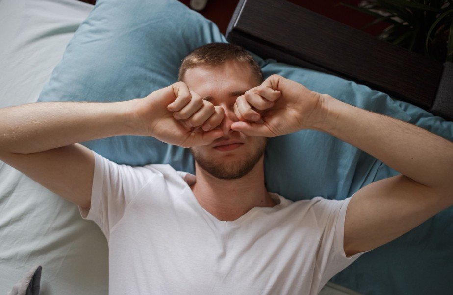 Can you nap in daily disposable contacts? Your eyes say no