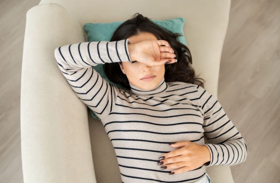 Why does sleeping in daily contacts reduce oxygen?