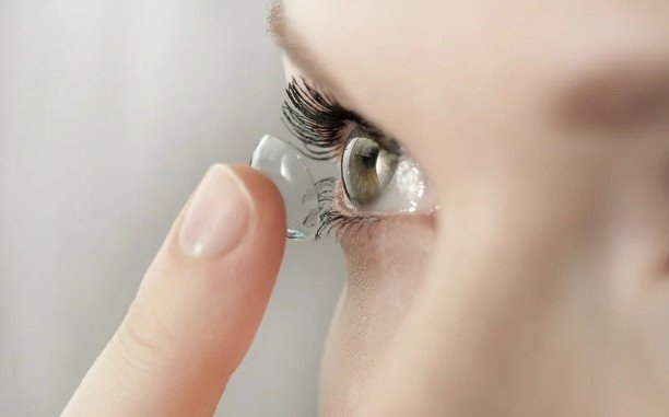 How to Prevent Blurry Vision While Wearing Contact Lenses