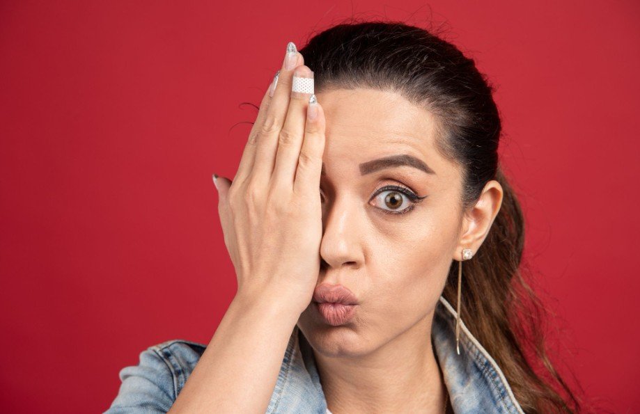 When Is One-Eye Contact Lens Discomfort Urgent?