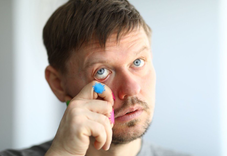 Why Does One Contact Lens Hurt? Causes, Fixes, and Red Flags